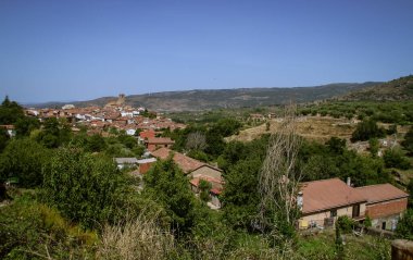 Hervas 'ın panoramik görüntüsü, İspanya' nın Extremadura eyaletinin kuzeyindeki küçük bir kasaba. Extremaduras kasabasının tipik ve kırsal evlerinin geleneksel çatıları.