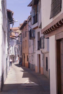 Hervas, Caceres, Extremadura, İspanya 'da beyaz yüzlü evleri olan dar ve geleneksel caddeler..