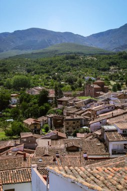 Hervas 'ın havadan görünüşü, kasabanın çatıları arasında, Aziz John Baptist Kilisesi, Trinitarian Atalarının eski manastırına aittir. Caceres, İspanya.