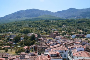 Arka planda Hervas manzarası, Caceres 'ten (Extremadura, İspanya) küçük bir kasaba ve Bejar Sierra dağları yer almaktadır..