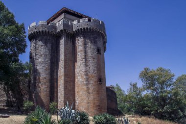 Granadilla kalesi 13. yüzyıla dayanan bir savunma binasıdır. Granadilla, İspanya 'da terk edilmiş bir şehirdir (20. yüzyılda bir rezervuar inşaatı için)..