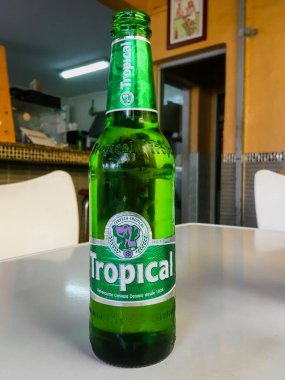 Moya, İspanya; 04 29 2018. İspanya 'nın Gran Canaria adasındaki Moya restoranında tropikal bir bira. Adadaki en çok satan bira markası..