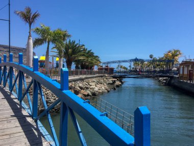 İspanya 'nın Gran Canaria Adası' ndaki Puerto Mogan 'da bir vadinin ağzındaki köprü. Mogan limanındaki köprüler küçük mevsimlik bir akarsuyun ağzında..