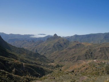 Roque Bentayga (İngilizce: Rock Bentayga) Tejeda, Gran Canaria Adası, İspanya 'dan (04 26 2018). Adada derin vadileri olan tipik engebeli bir yer..