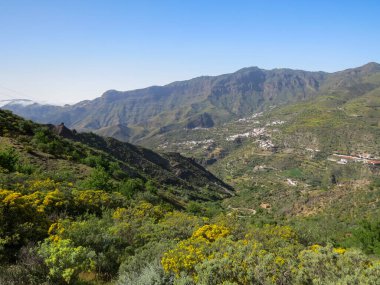 Tejeda kasabası ve Las Cumbres 'in (İngilizce: Peaks) koruma altındaki manzarası. Fotoğraf, Tejeda, Gran Canaria Adası (04 26 2018) yakınlarındaki GC-60 yolunun bir perspektifinden çekilmiştir.).