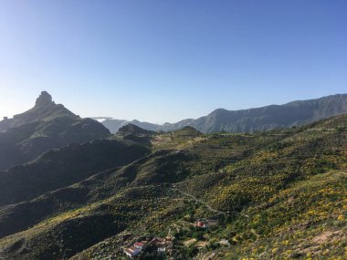 Roque Bentayga (İngilizce: Rock Bentayga) Tejeda, Gran Canaria Adası, İspanya 'dan (04 26 2018). Adada derin vadileri olan tipik engebeli bir yer..