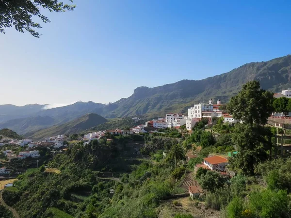 Tejeda kasabası ve Las Cumbres 'in koruma altındaki manzarası, Gran Canaria Adası, İspanya (04 26 2018). Adanın köylerinde derin vadileri olan tipik engebeli bir manzara..