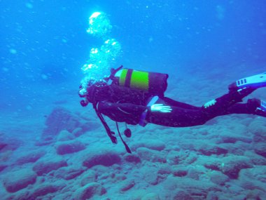 Altta dalgıç ve derin mavi su. Dalgıç Puerto Mogan, İspanya 'da hava kabarcıkları şeklinde dışarı atıyor.