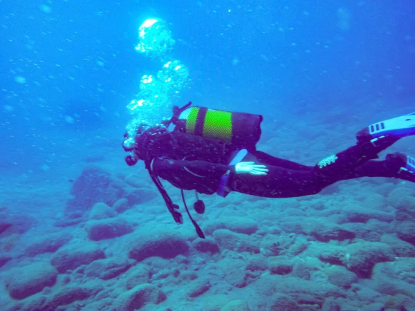과깊은 가라앉는다 스페인의 푸에르토 모간에서 형태로 공기를 뿜어내는 잠수부 — 스톡 사진