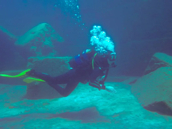 과깊은 가라앉는다 스페인의 푸에르토 모간에서 형태로 공기를 뿜어내는 잠수부 — 스톡 사진