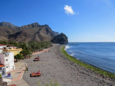 İspanya 'nın Gran Canaria adasındaki Aldea de San Nicolas' ın kayalık plajı. Aynı şehirde ıssız bir sahil..