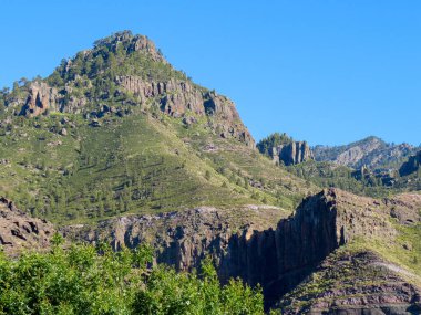 İspanya 'nın Gran Canaria adasındaki El Risco geçidi. O duvarın altında mavi su birikintisi olarak bilinir. El Risco adanın batısında küçük bir kasaba..