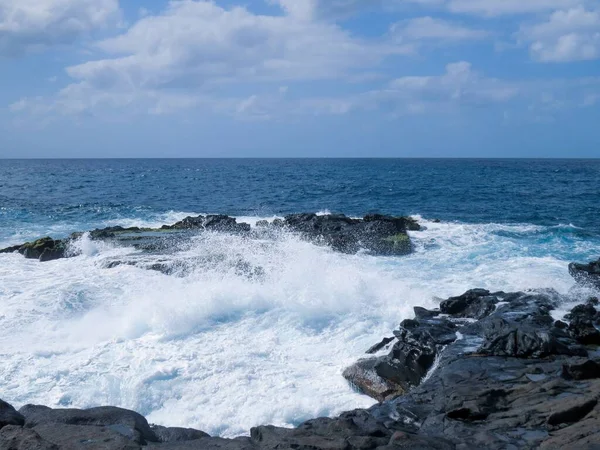 西班牙大加那利岛El Puertillo镇的沿海景观 以火山岩上的波浪为模型的粗糙的地貌 — 图库照片