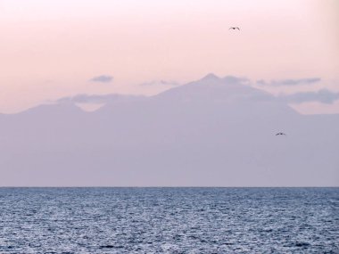Tenerife Adası 'nın silueti ve El Teide volkanı Puerto de Mogan' dan (Gran Canaria Adası, İspanya) Atlantik Okyanusu üzerinde gün batımında).