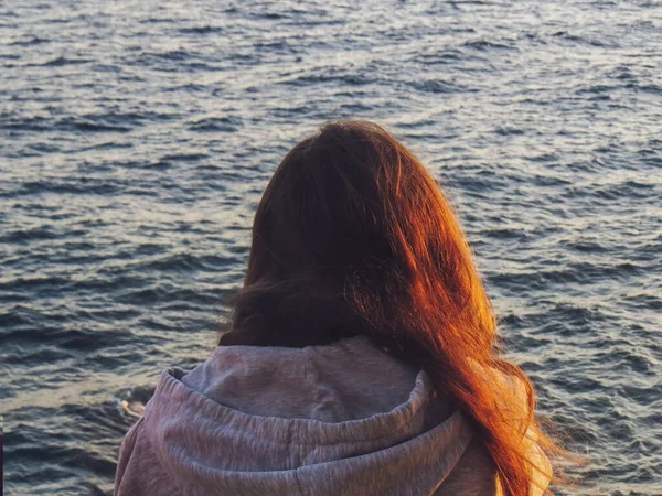 Длинноволосая Молодая Девушка Ждет Заката Океаном Заднем Плане Закат Спокойным — стоковое фото