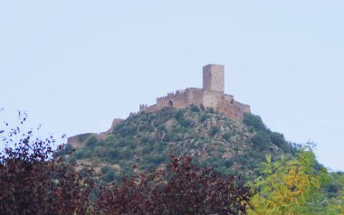 Miraflores Kalesi, Alconchel, Badajoz, İspanya. Kale kasabanın kuzeyindeki bir tepenin üstünde..