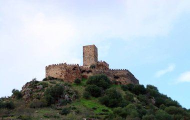Miraflores Kalesi, Alconchel, Badajoz, İspanya. Kale kasabanın kuzeyindeki bir tepenin üstünde..