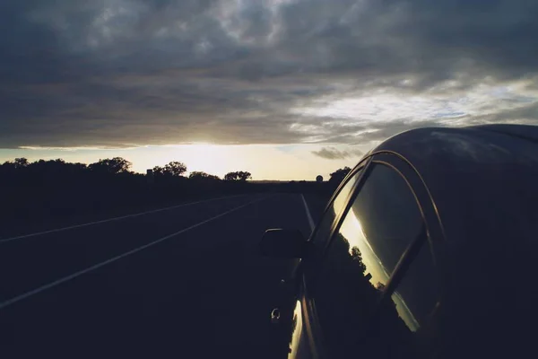 Sonnenuntergang Auf Der Straße 7401 Bei Paymogo Huelva Spanien Baumsilhouette — Stockfoto