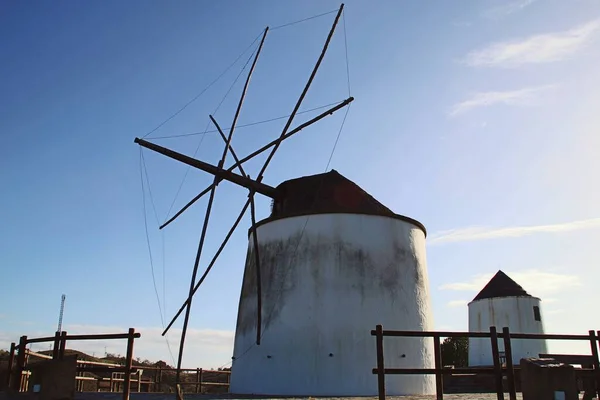 西班牙南部Sanlucar Guadiana的风车 重建家园的传统意义上的磨坊坐落在小城旁边的山上 是旅游胜地和观光胜地 — 图库照片