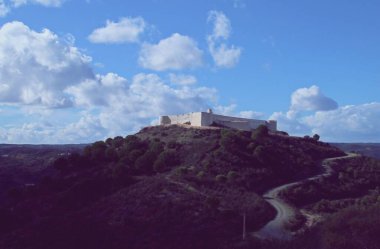 San Marcos Kalesi, Sanlucar de Guadiana, Huelva, İspanya. Şato, kasabanın yanındaki yüksek bir tepede duruyor ve savunma amaçlı hizmet veriyor..