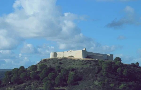 スペインのユエルバ州サンルカル グアディアナのサンマルコス要塞 城は町の隣の高い丘の上にあり 防御構造として機能します — ストック写真