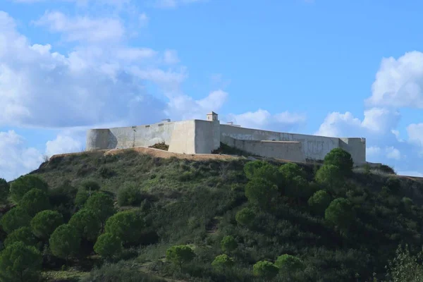スペインのユエルバ州サンルカル グアディアナのサンマルコス要塞 城は町の隣の高い丘の上にあり 防御構造として機能します — ストック写真