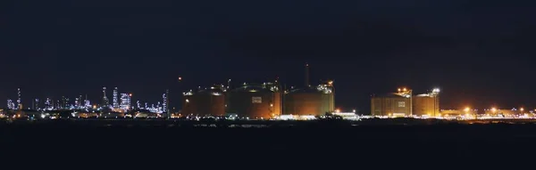 西班牙的Palos Frontera 2018 韦尔瓦的恩纳加斯再化工厂在夜间照明 它有5个油箱和从油罐车上装卸气体的技术 — 图库照片