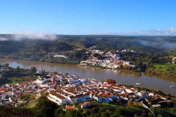 Sanlucar Guadiana Hiszpanii Alcoutim Portugalii Dwa Miasta Położone Nad Brzegiem — Zdjęcie stockowe