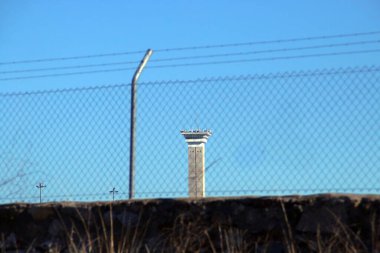 Madrid V Cezaevi ya da İspanya 'daki Soto del Real hapishanesi M-609 yolunun yanında. Tesiste, gözetleme kulesi yüksekliğini belli eder..