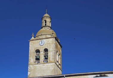 Zazuar, Castilla y Leon, İspanya 'daki San Andres Apostol kilisesinin çan kulesi. Kule 1802 'de taştan yapılmış, özellikle de taş ve küllerden..