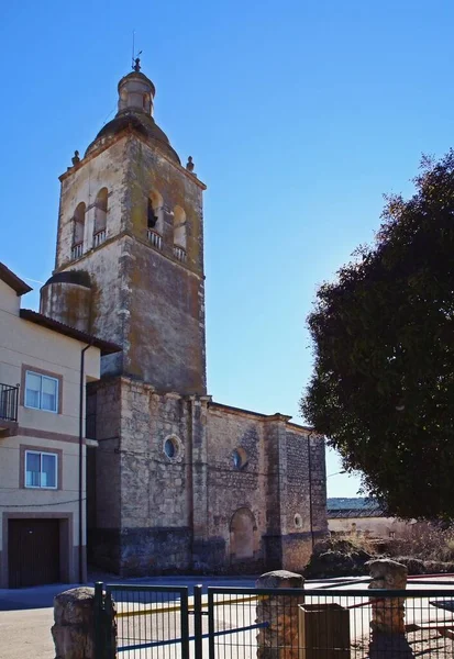 西班牙卡斯蒂利亚和里昂Zazuar的San Andres Apostol教堂钟楼 这座塔建于1802年 是用石头建成的 尤其是石墙和瓦砾 — 图库照片