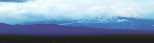 从西班牙马德里市北部俯瞰马德里瓜德拉马山脉的全景 在寒冷的冬日里 群山的最高峰都被白雪覆盖着 — 图库照片