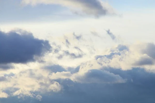 日の出に雲と空 静けさを伝えるイメージのデスクトップ背景 — ストック写真
