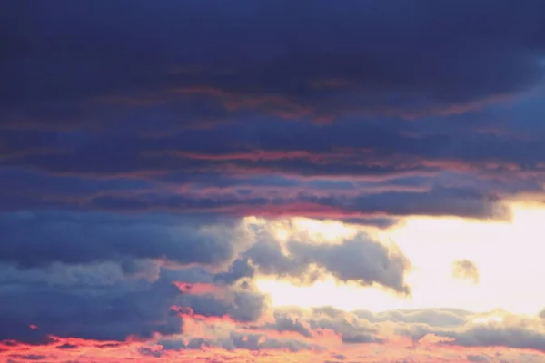 日没時にピンクとオレンジの色合いの雲と空 静けさを伝えるイメージのデスクトップ背景 — ストック写真