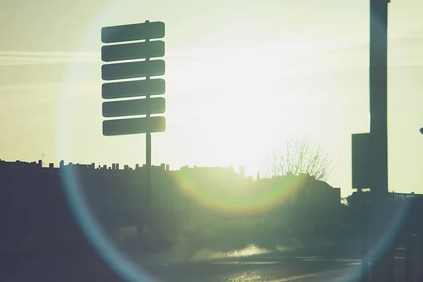 Silhouet Van Gebouwen Van Stad Madrid Verkeersborden Met Achtergrondverlichting Fotografie — Stockfoto