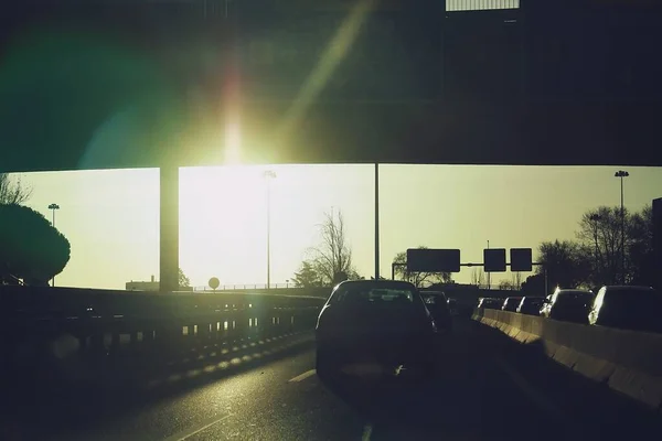 Світанку Машини Ходять Автостраді Мадриді Сонце Сходить Горизонті Ускладнює Керування — стокове фото