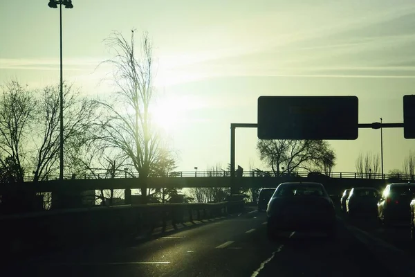 Arabalar Şafak Vakti Madrid Bir Otoyolda Dolaşıyorlar Ufukta Doğan Güneş — Stok fotoğraf