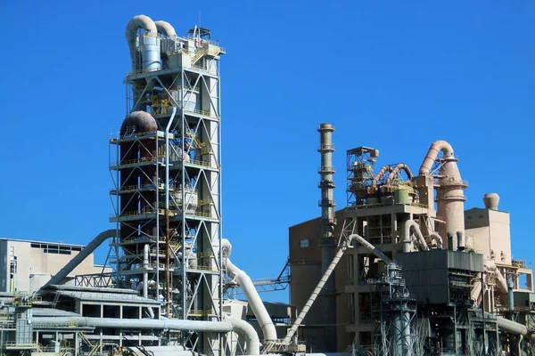 Industriële Faciliteiten Van Een Cementfabriek Een Zonnige Dag Pijpen Tanks — Stockfoto