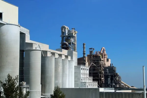 Industriële Faciliteiten Van Een Cementfabriek Een Zonnige Dag Pijpen Tanks — Stockfoto