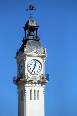 Valencia, İspanya. 02 16 2019. Valencia Limanı 'ndaki saat binası. 100 yıldan uzun bir geçmişe sahip bina, şu anda Liman İdaresi Yönetim Kurulu 'nun genel merkezidir..