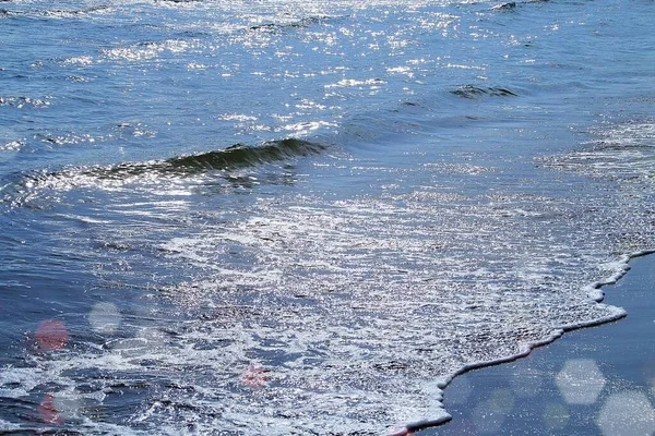 물결처럼 물결처럼 잔잔하고 햇빛에 반사되어 부드러운 물결은 플레어 일으킨다 지중해의 — 스톡 사진