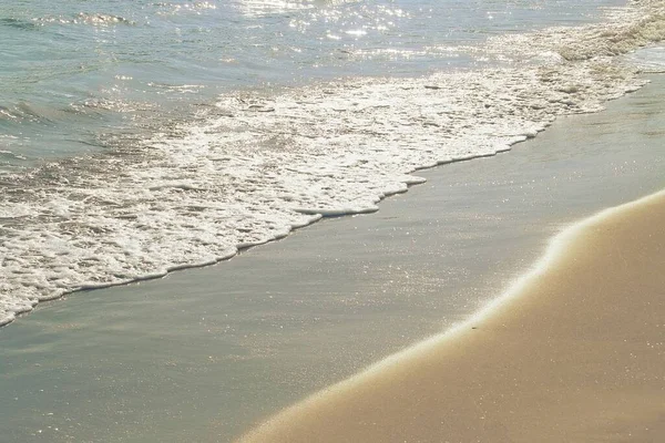 Onda Suave Com Sua Espuma Areia Dourada Mar Mediterrâneo Onda — Fotografia de Stock