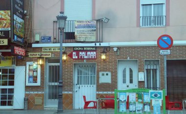 El Palmar, İspanya. 02 17 2019. Carrer 'daki El Palmar restoranı (Valensiyadaki sokak) redolinlere ev sahipliği yapar. İnsanların balıkçılık ve geleneksel yemek restoranlarından yaşadığı Albufera 'nın yanındaki kasaba..
