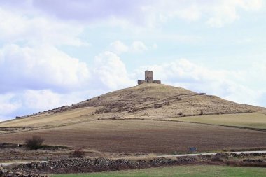 La Torresavinan Kalesi, aynı adı taşıyan bir savunma ortaçağ kompleksi. Yüksek bir tepede duruyor ve 12. yüzyıldan kalma. Guadalajara, İspanya.