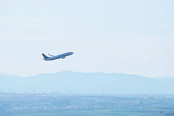 マドリードスペイン 2019年4月13日 マドリード バラハス アドルフォ スアレス空港を離陸するライアンエアーの飛行機 背景では 州の北にあるシエラ グアダラマのシルエット — ストック写真