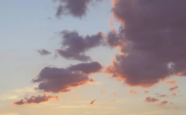 색깔의 하늘에 평온을 전달하는 영감을 이미지의 데스크톱 — 스톡 사진