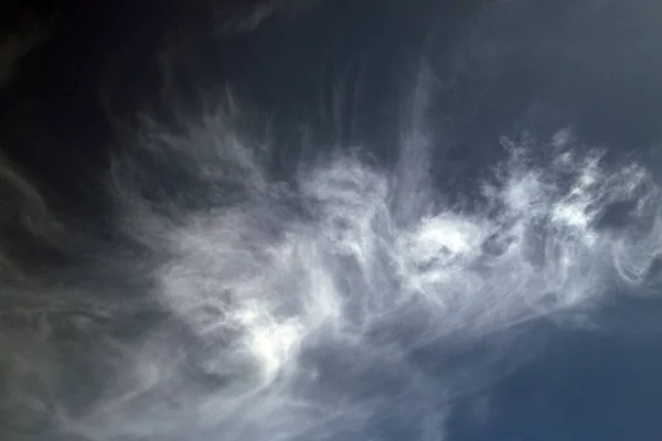 Nuvens Vaporosas Claras Azul Escuro Céu Fundo Desktop Com Uma — Fotografia de Stock