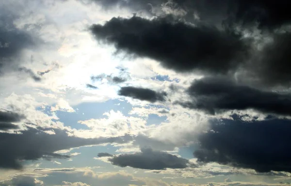 Sol Através Uma Clareira Nuvens Céu Tempestuoso Pôr Sol Com — Fotografia de Stock