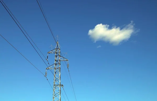 Високовольтна Вежа Електропровідності Фотографія Зроблена Опівдні Блакитним Небом Однією Хмарою — стокове фото