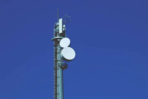 手机中继器天线背景为蓝天 位于西班牙托莱多A5高速公路附近的移动电话塔 — 图库照片